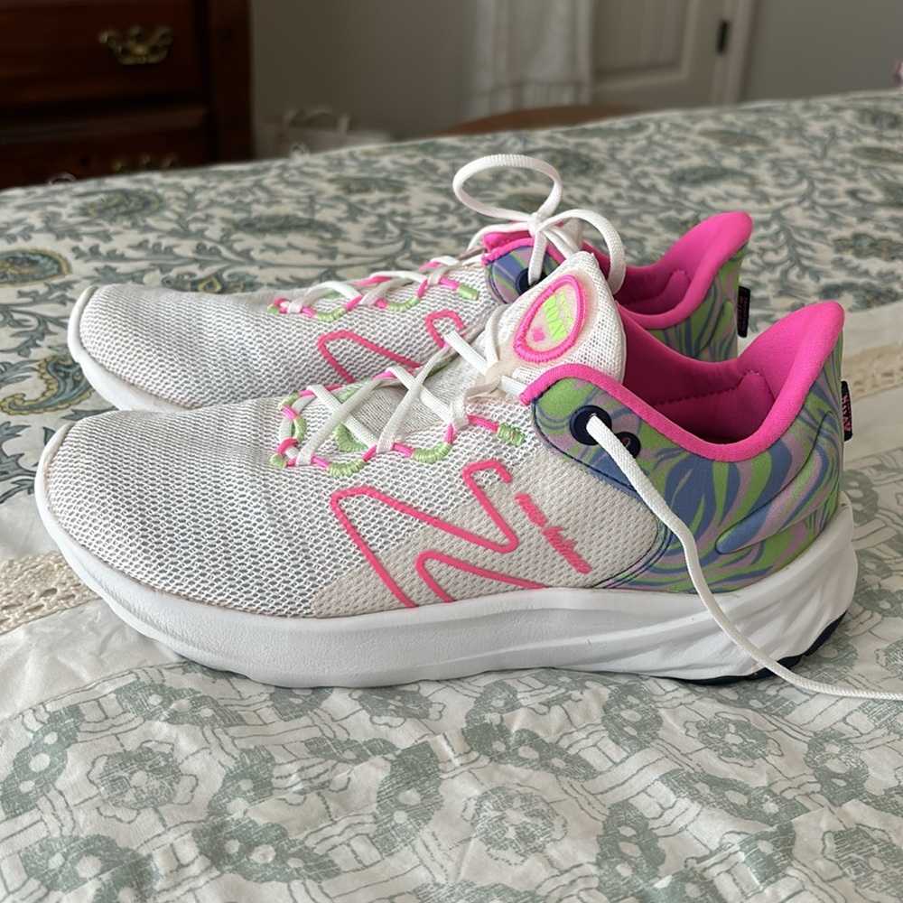 Hardly worn New Balance sneakers size 5 in girls ( size 7 women’s) - Picture 4 of 6